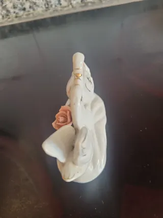 Cisnes de porcelana con rosa