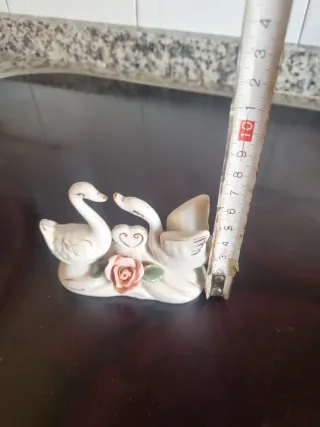 Cisnes de porcelana con rosa