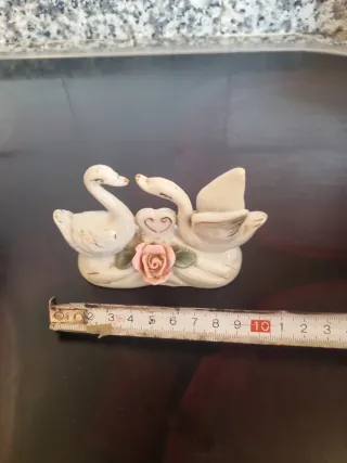 Cisnes de porcelana con rosa