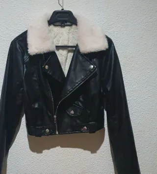 Chaqueta corta negra con borreguito