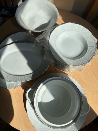 Nuova stoviglie in porcellana bianca