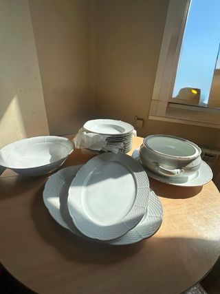 Nuova stoviglie in porcellana bianca