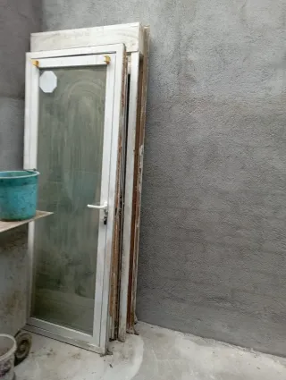 Puerta aluminio y cristal con persiana