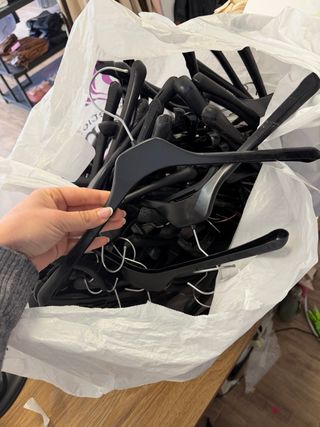 Lote de perchas negras y plateadas