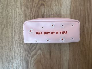 Estuche rosa con flores