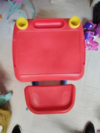 Pupitre infantil rojo, azul y amarillo