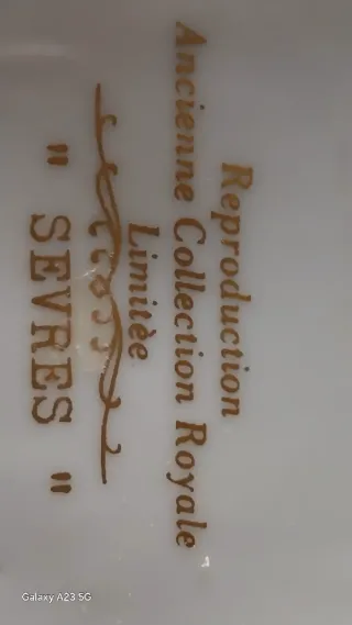 Peça decorativa em porcelana floral