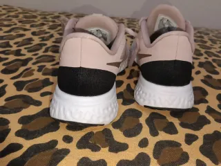 Zapatillas Nike Revolution Rosa nude