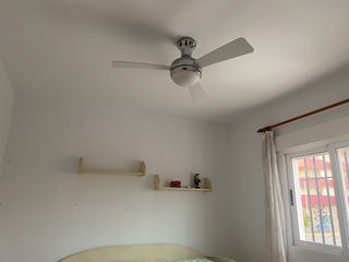 Cama nido con estanterías y lámpara