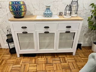 Aparador blanco y multicolor