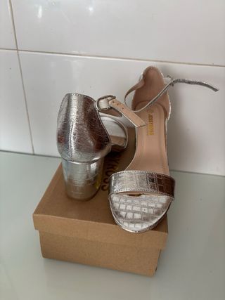 Zapatos de tacón plateados sin estrenar