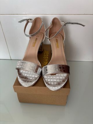 Zapatos de tacón plateados sin estrenar