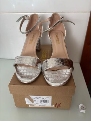 Zapatos de tacón plateados sin estrenar