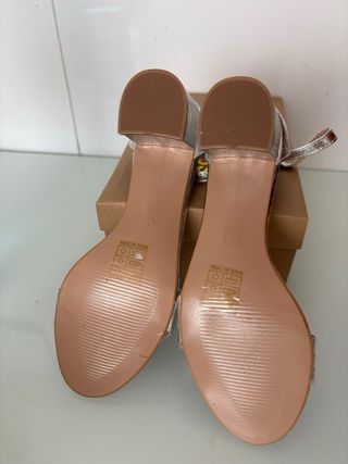 Zapatos de tacón plateados sin estrenar