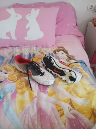 Zapatillas de fútbol blancas y rojas