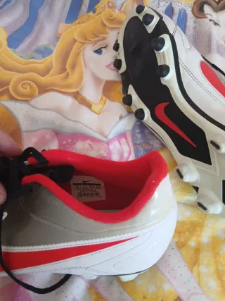 Zapatillas de fútbol blancas y rojas