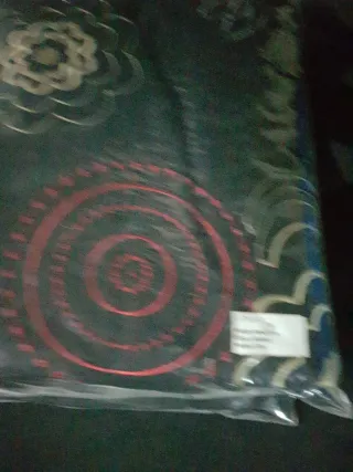 Ropa de cama negra con diseño floral dorado