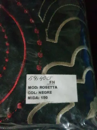Ropa de cama negra con diseño floral dorado