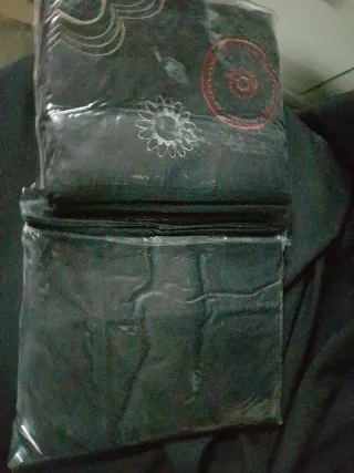 Ropa de cama negra con diseño floral dorado