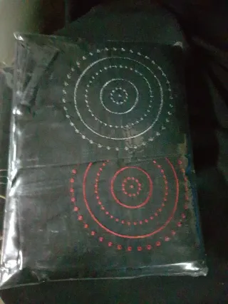 Ropa de cama negra con diseño floral dorado