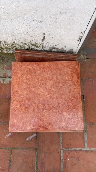 Baldosa cerámica efecto mármol color terracota