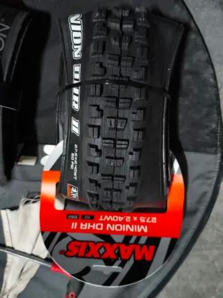 Maxxis Minion DHR II y Dissector-Hutchison Griffus