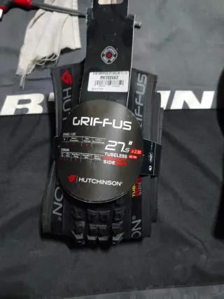 Maxxis Minion DHR II y Dissector-Hutchison Griffus