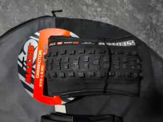 Maxxis Minion DHR II y Dissector-Hutchison Griffus