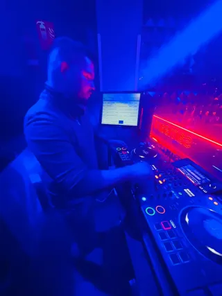 Dj comuniónes quinceaños bodas