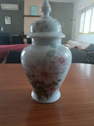 Jarrón de porcelana artesanal con flores