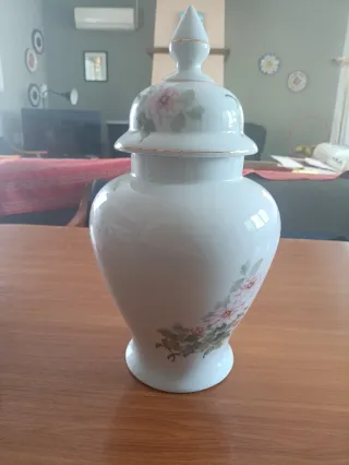 Jarrón de porcelana artesanal con flores