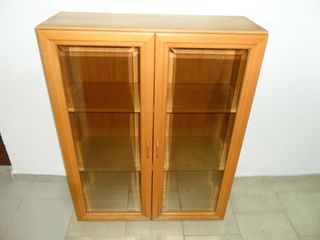 MUEBLE VITRINA DE MADERA CON RUEDAS 40 €