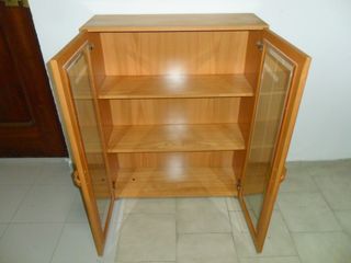 MUEBLE VITRINA DE MADERA CON RUEDAS 40 €
