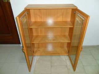 MUEBLE VITRINA DE MADERA CON RUEDAS 40 €