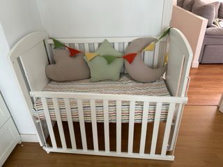 Cuna de bebé blanca con diseño de jirafa