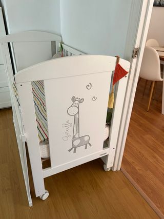 Cuna de bebé blanca con diseño de jirafa