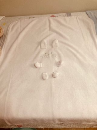 Manta rosa bebé con diseño de conejo