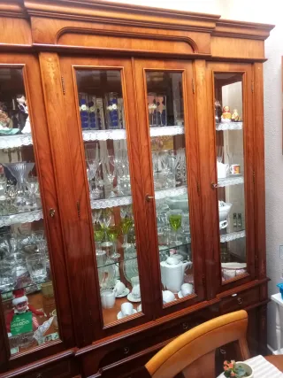 Mueble cristalero madera y cristal