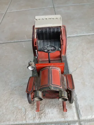 Macchina d'epoca in metallo rossa