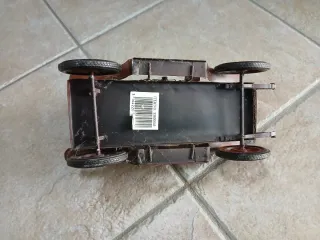 Macchina d'epoca in metallo rossa