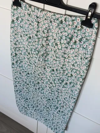 Falda midi floral verde con abertura