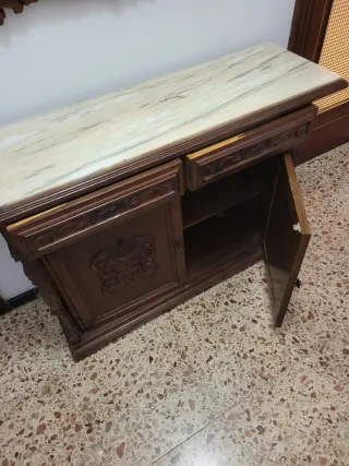 Mueble recibidor de madera y mármol