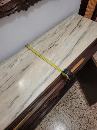 Mueble recibidor de madera y mármol