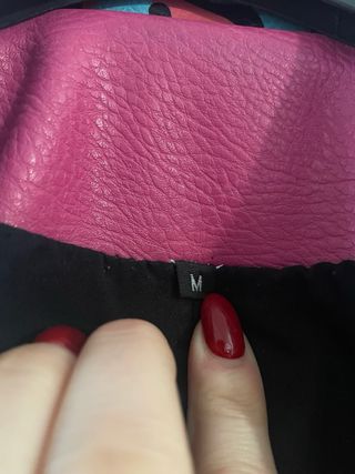 Chaqueta de cuero con tachuelas y estampado