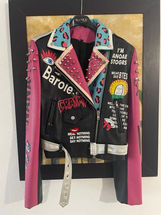 Chaqueta de cuero con tachuelas y estampado