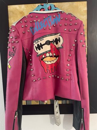 Chaqueta de cuero con tachuelas y estampado
