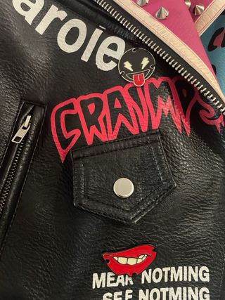 Chaqueta de cuero con tachuelas y estampado