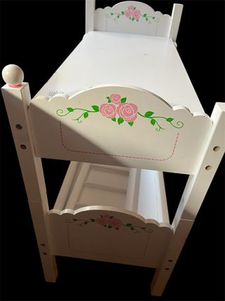 Cama de muñeca blanca con rosas
