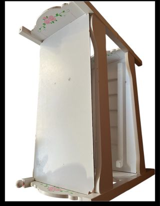 Cama de muñeca blanca con rosas