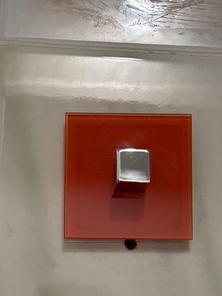 Colgador de pared rojo y plateado